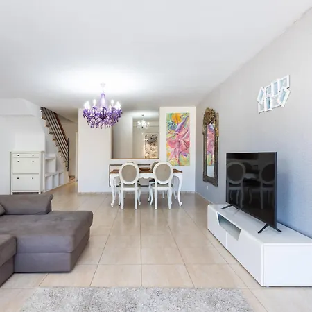 Beautiful Two-storey House With Terrace And Patio In An Exclusive Area Semesterbostad *